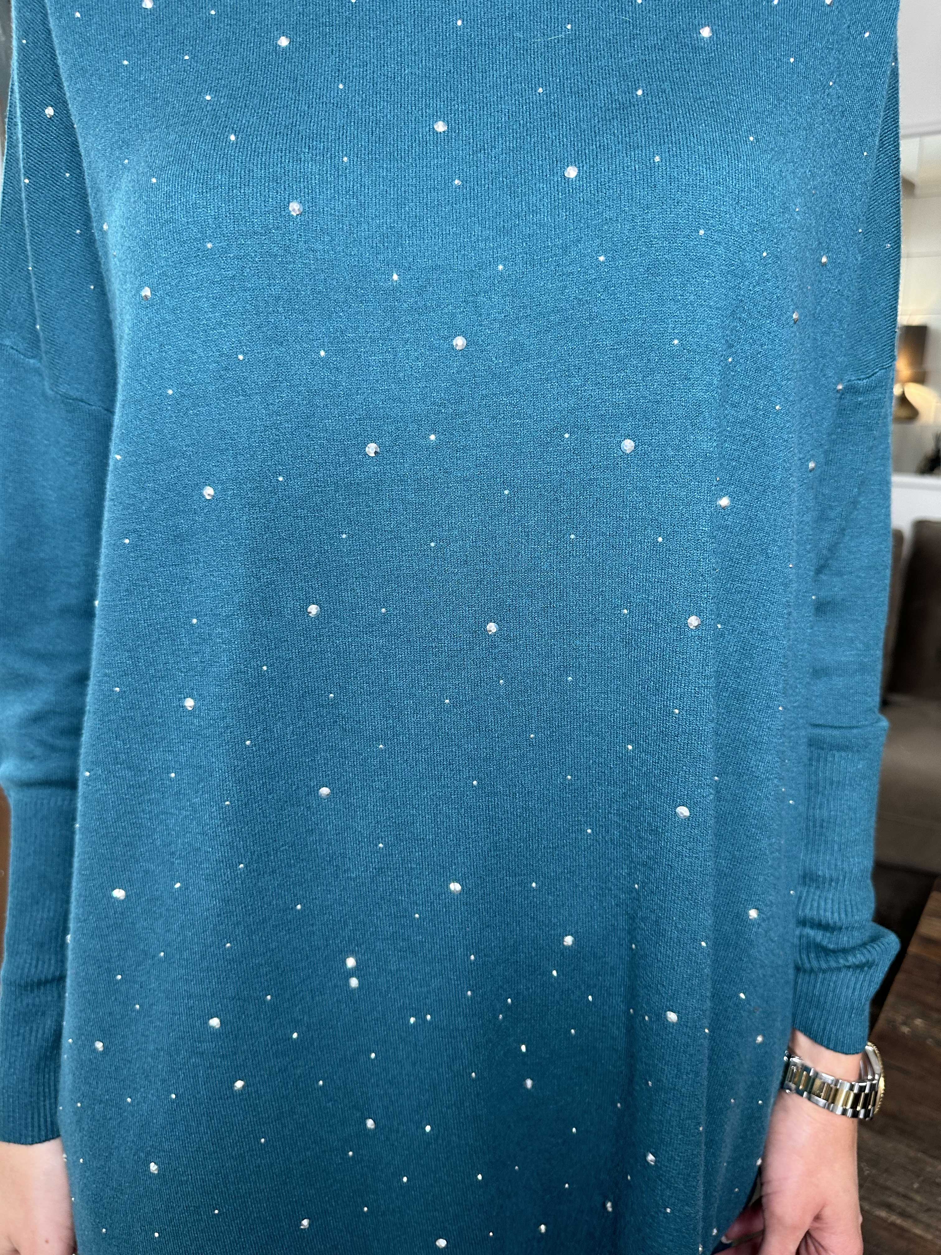 Elisa - Mjuk stickad klänning dekorerad med små stenar